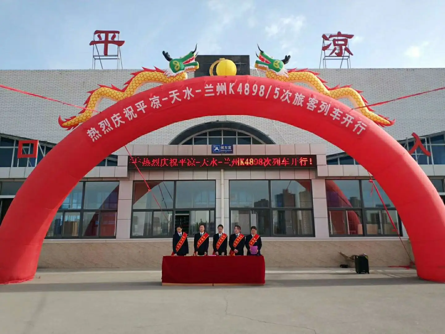 武漢到平?jīng)鑫锪鲗?zhuān)線-武漢至平?jīng)鲐涍\(yùn)公司